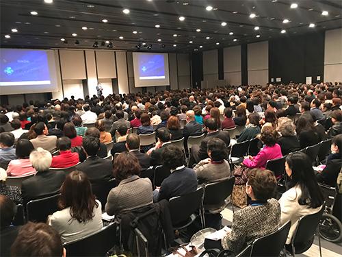 約６００人の会員が参加したサミット会議の様子